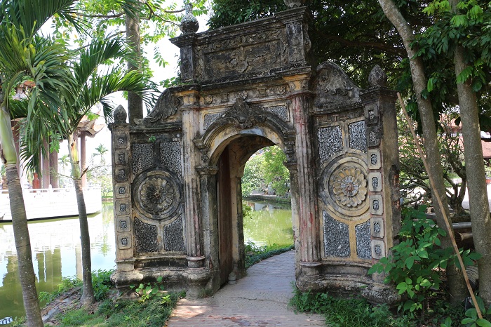 nom village close to hanoi nom pagoda old portico